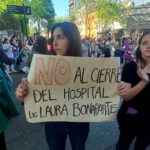 Trabajadores del Hospital Bonaparte realizaron un abrazo simbólico ante el inminente cierre