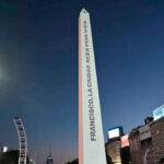 Iluminan el Obelisco con un mensaje de esperanza para el Papa Francisco